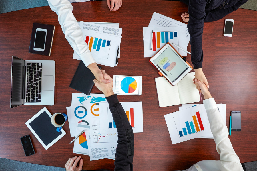 oman businesses discussing invoicing with einvoice service provider