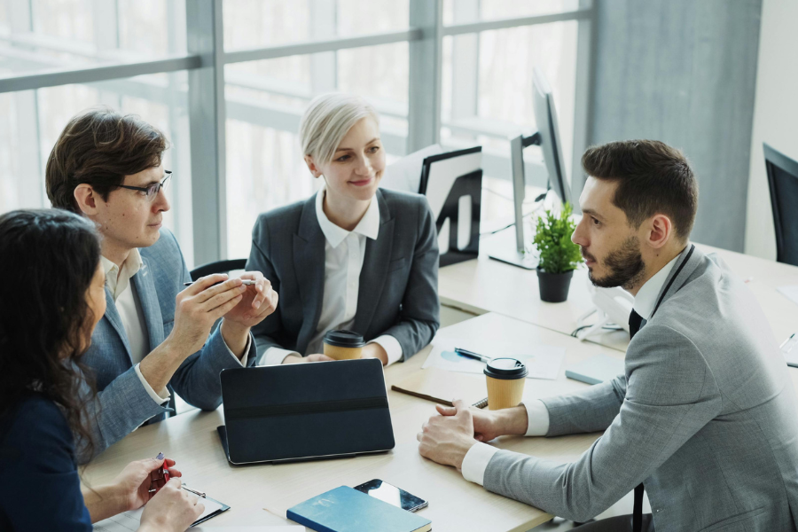 oman business discussing invoicing software
